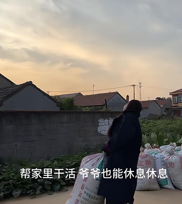 美女开直播放炮,衣服破洞、脸被崩的黢黑,网友:这钱活该她赚!