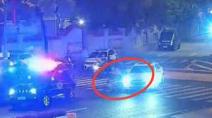 汽车压过脚(事发长沙男孩不慎被小车车轮压住脚，特警队员抬起1600公斤车辆救人)