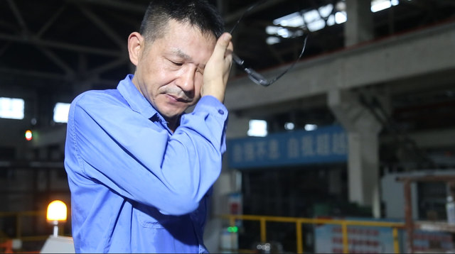 汽车零部件铸造工：滚滚热浪伴左右 高温烘烤成“水人”
