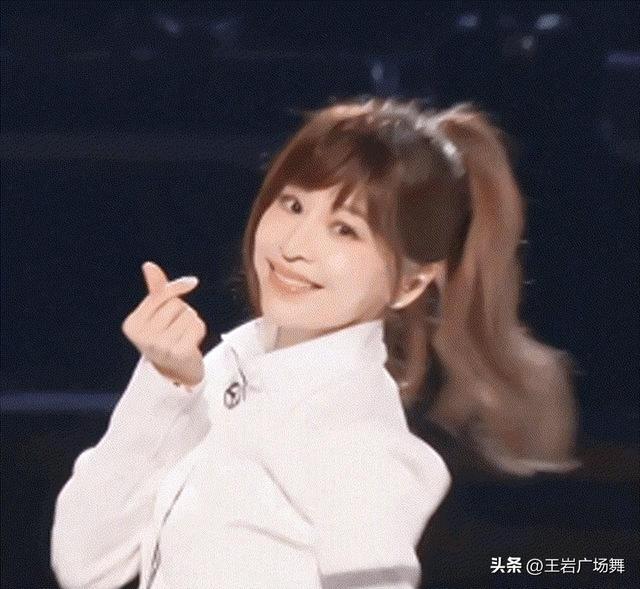 陷害王心凌,红毯故意露下体,她就是周迅口中的“骚浪贱”