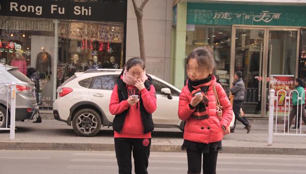“低头族”的大头表情包，美女走路得小心啊！