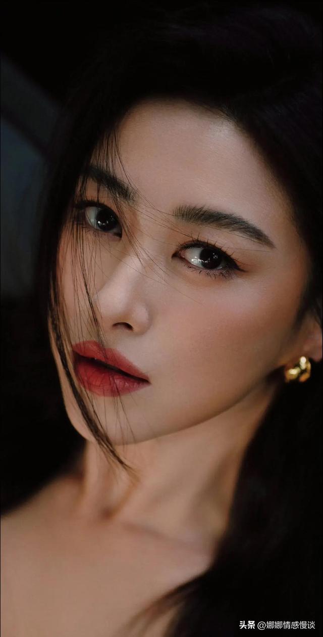 浑身上下都在散发着成熟女人的魅力，朱珠最新高清无水印壁纸美图