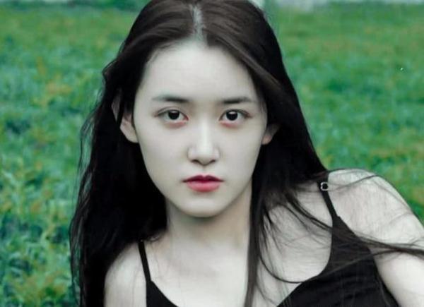蒋依依长相清纯,6岁开始拍戏,同班全是帅哥美女