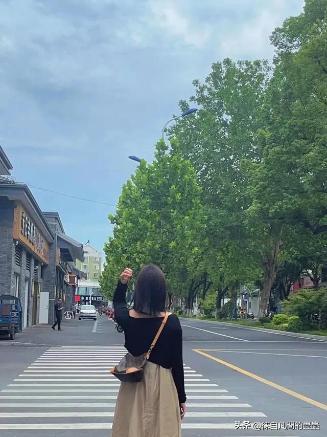 正双手托着腮帮子睡觉,突然一名齐耳短发美女闯入我眼帘