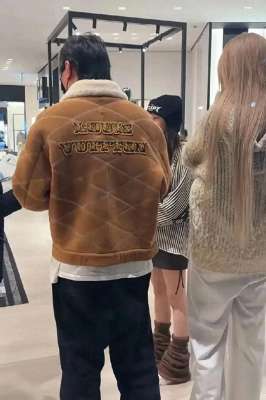 美女买服装(王思聪带美女买衣服被偶遇，一身奢侈品超土豪，身边美女又换人)