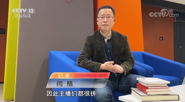 【平安荆楚行动】面对民警,女主播竟要脱衣示范是如何进行色情直播的?!