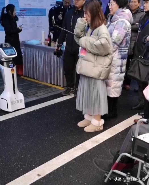 冯提莫的身材有多恐怖?看到她的裙子网友崩溃了,非要这样穿吗?