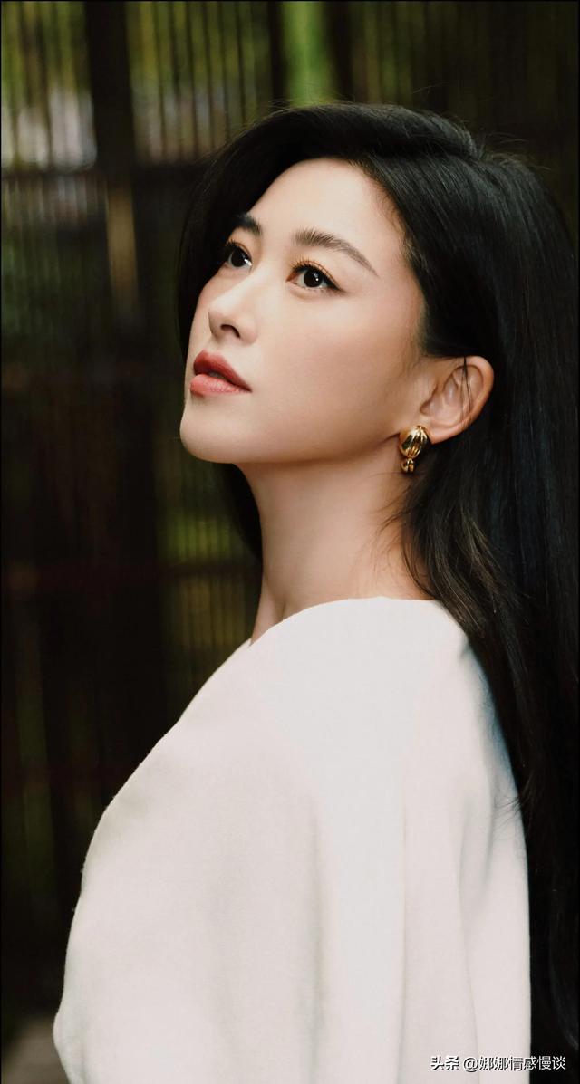 浑身上下都在散发着成熟女人的魅力，朱珠最新高清无水印壁纸美图