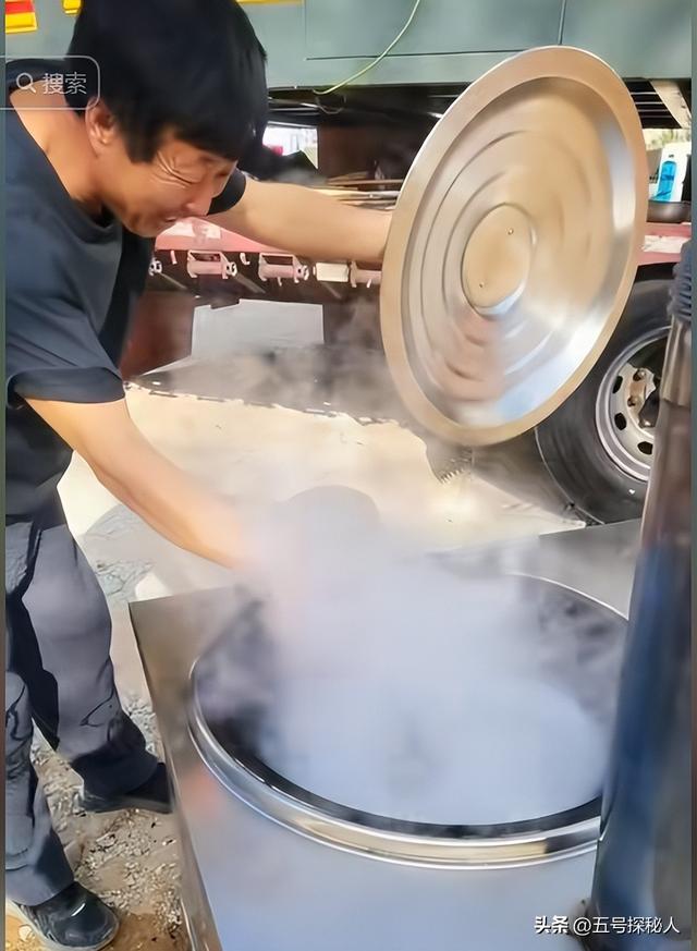 牛人!博主卡车拉火车自驾游,15万将火车爆改豪华房车,网友炸锅