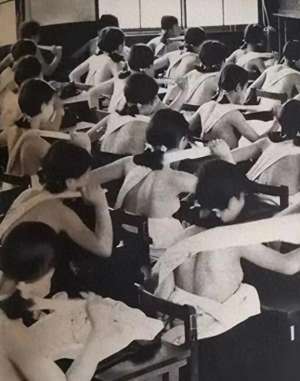 美女光着图片(罕见照片：日本女人竟如此开放大胆，女学生脱光衣服全身赤裸上课)