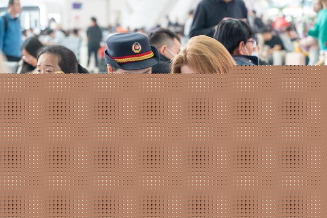 春运·小事中的改革|车站里懂4门外语的“翻译官”,有多有用?