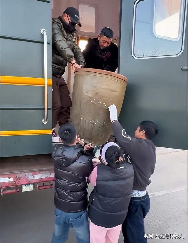 牛人!博主卡车拉火车自驾游,15万将火车爆改豪华房车,网友炸锅