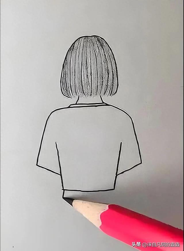正双手托着腮帮子睡觉,突然一名齐耳短发美女闯入我眼帘