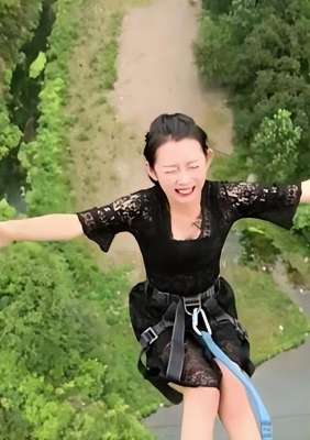 美女蹦裙子(网红穿裙子去蹦极，鼓起勇气跳下去后，尴尬了)