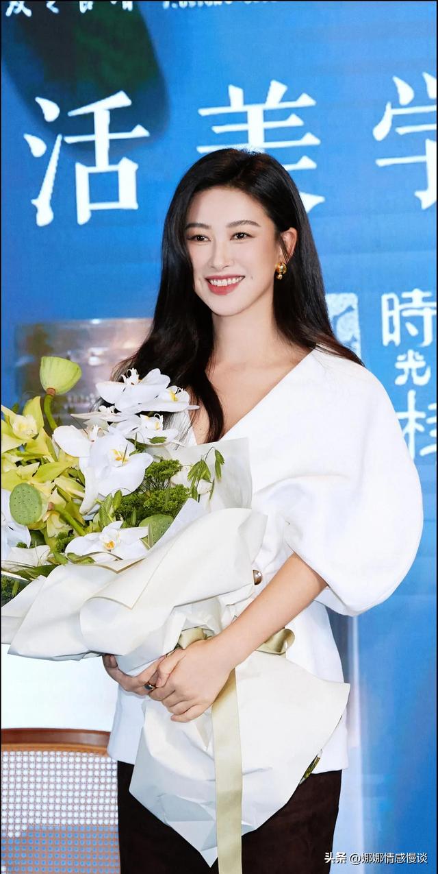 浑身上下都在散发着成熟女人的魅力，朱珠最新高清无水印壁纸美图