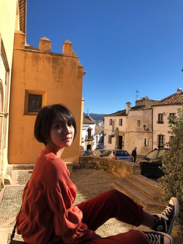 95后美女艺术家用安全套做了一条裙子