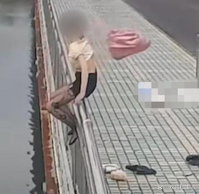 女孩酒后脱掉一件件衣服欲跳河轻生,两小伙救人后发现是同行