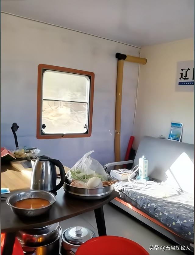牛人!博主卡车拉火车自驾游,15万将火车爆改豪华房车,网友炸锅