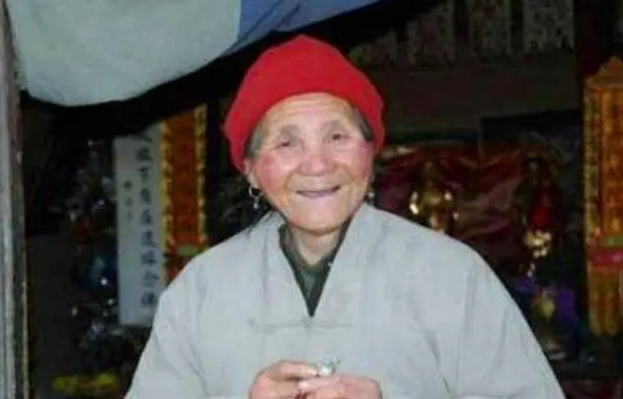 终南山第一女隐士，43岁抛夫弃子遁入空门，83岁能连续打坐108天