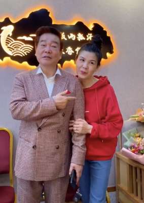 杯中酒美女(相声演员奇志现身饭局，被美女紧搂靠肩不避嫌，侯耀华抽烟围观)