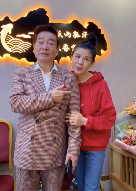 相声演员奇志现身饭局,被美女紧搂靠肩不避嫌,侯耀华抽烟围观