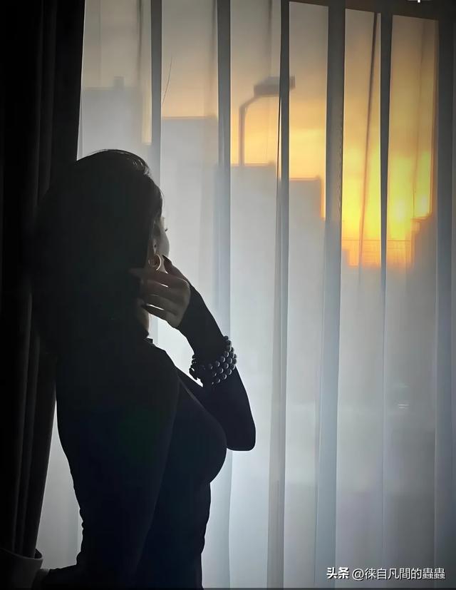 正双手托着腮帮子睡觉,突然一名齐耳短发美女闯入我眼帘