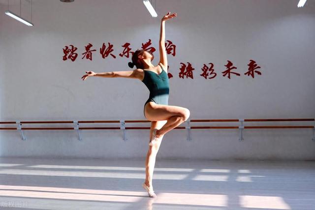 闹大了!17岁女生练舞蹈被老师踩断腿,机构态度恶劣,网友齐声讨