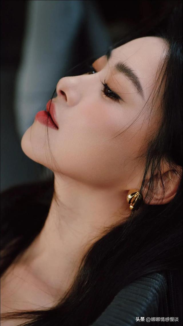 浑身上下都在散发着成熟女人的魅力，朱珠最新高清无水印壁纸美图