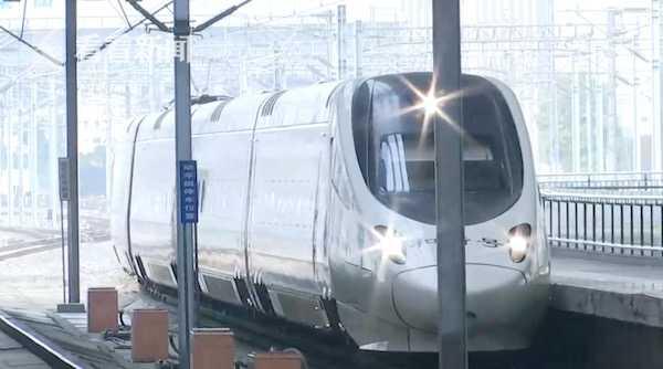 失恋男子高铁上对女孩袭胸摸腿强行搂抱 被抓后下跪求饶：别报案