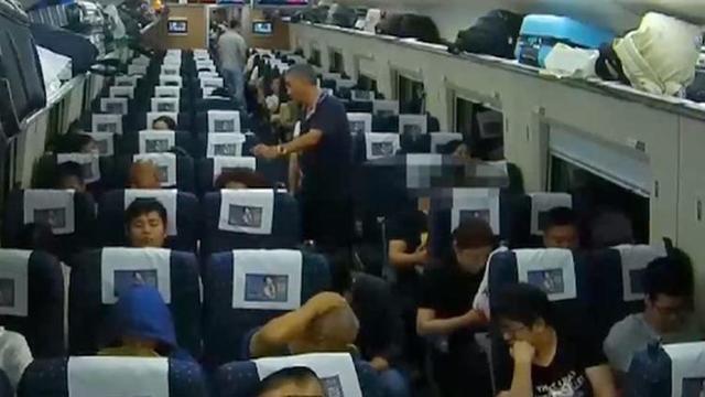 失恋男子高铁上对女孩袭胸摸腿强行搂抱 被抓后下跪求饶：别报案