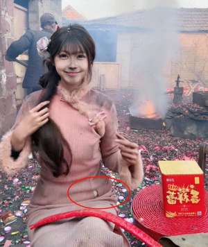 炸黑美女图片(美女开直播放炮，衣服破洞、脸被崩的黢黑，网友：这钱活该她赚)