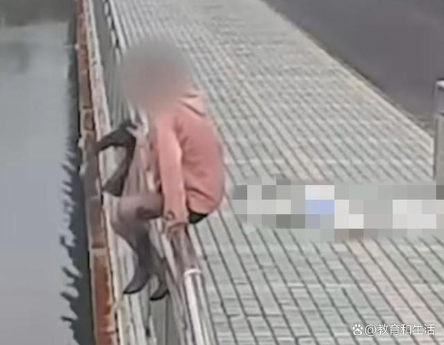 女孩酒后脱掉一件件衣服欲跳河轻生,两小伙救人后发现是同行