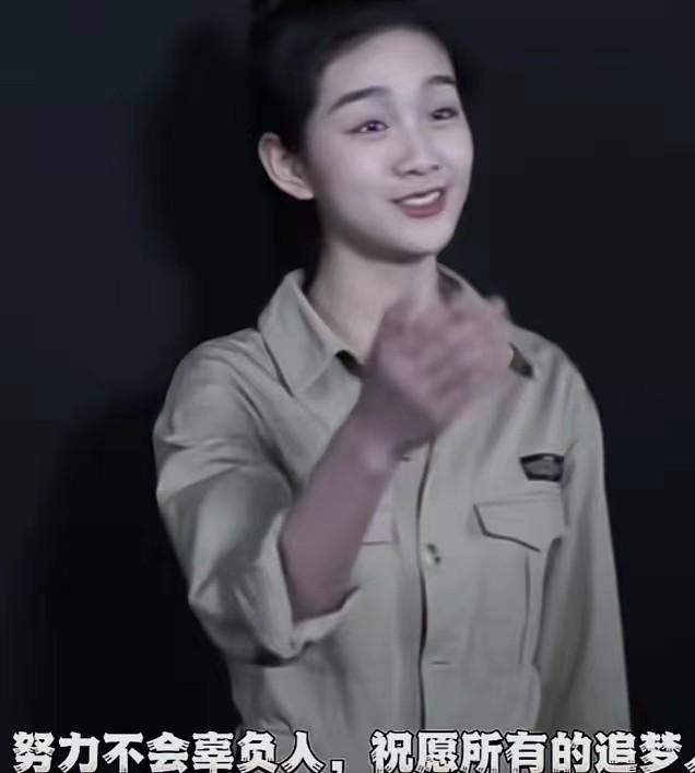 河南高中“校花”走红,艺考是全省榜首,长相美丽却令人“发笑”