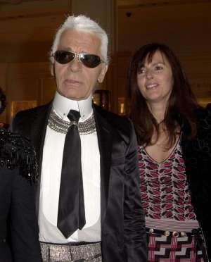 汽车台历(老佛爷Karl Lagerfeld走后，他的工作与财富由他们继承)