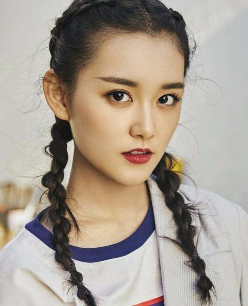 蒋依依长相清纯,6岁开始拍戏,同班全是帅哥美女