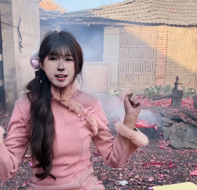 美女开直播放炮,衣服破洞、脸被崩的黢黑,网友:这钱活该她赚!