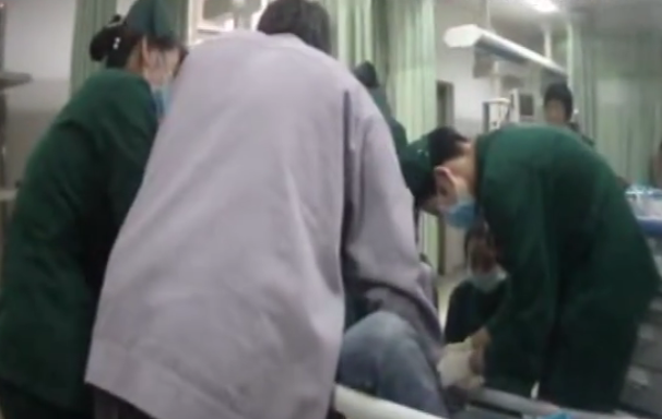 女子宾馆内服毒自杀口吐白沫 父亲打开门抱着女儿崩溃大哭!