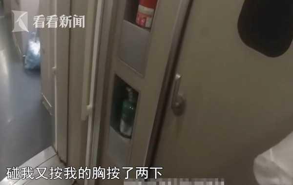 失恋男子高铁上对女孩袭胸摸腿强行搂抱 被抓后下跪求饶：别报案