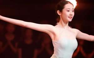 美女腋窝(被何炅称为“胳肢窝底下全是腿”的她，如今和易烊千玺一起拍电影，这位骨骼清奇的神仙小姐姐一起