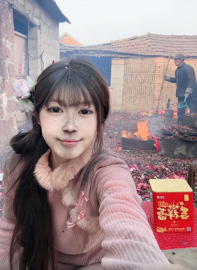 美女开直播放炮,衣服破洞、脸被崩的黢黑,网友:这钱活该她赚!