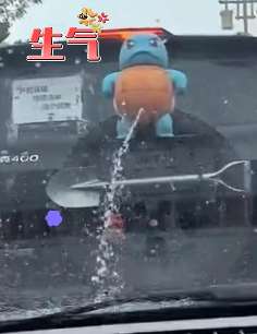 汽车挂件饰品违法吗(车顶玩偶“很拉风”？交警提示：危险又违法)