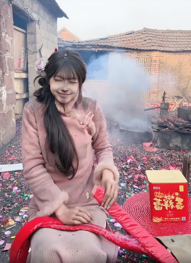 美女开直播放炮,衣服破洞、脸被崩的黢黑,网友:这钱活该她赚!