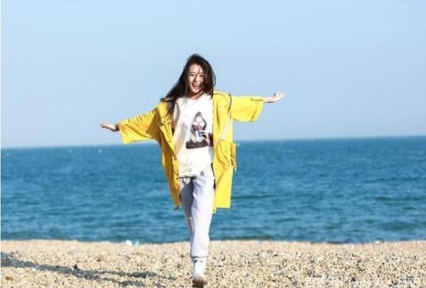 蒋依依长相清纯,6岁开始拍戏,同班全是帅哥美女