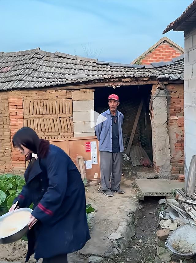 美女开直播放炮,衣服破洞、脸被崩的黢黑,网友:这钱活该她赚!