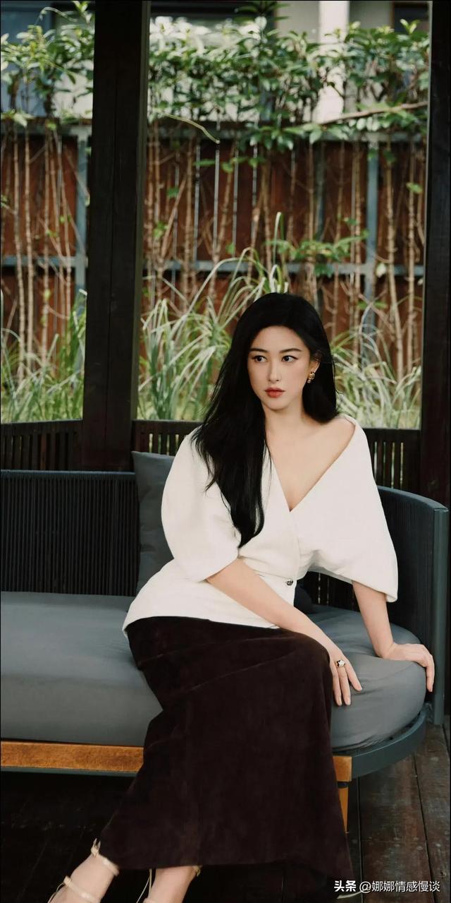 浑身上下都在散发着成熟女人的魅力，朱珠最新高清无水印壁纸美图