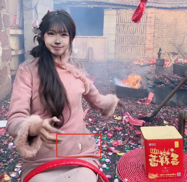 美女开直播放炮,衣服破洞、脸被崩的黢黑,网友:这钱活该她赚!