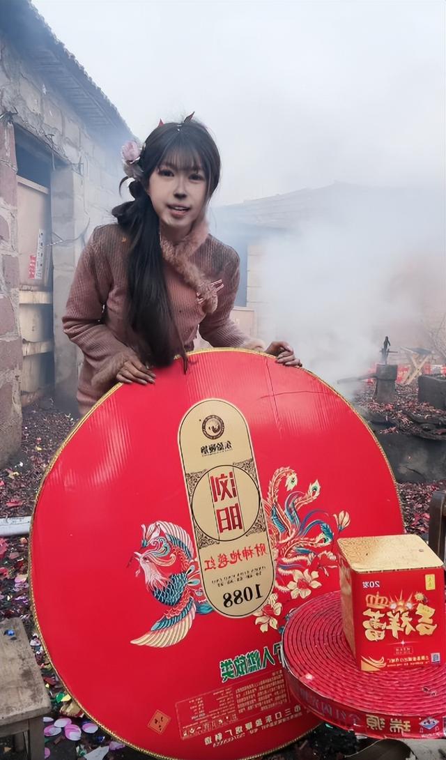 美女开直播放炮,衣服破洞、脸被崩的黢黑,网友:这钱活该她赚!