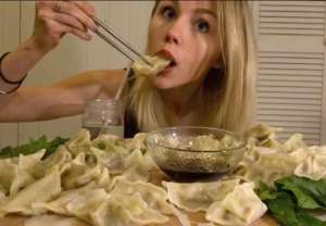美女吃饺子(外国人吃饺子花样多，方式千奇百怪让人无语)