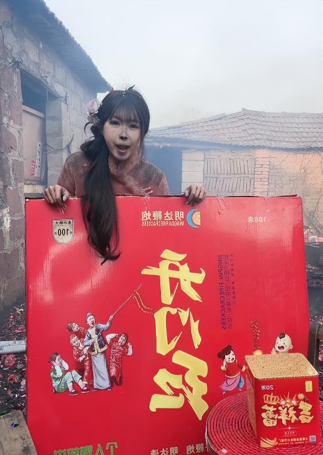 美女开直播放炮,衣服破洞、脸被崩的黢黑,网友:这钱活该她赚!