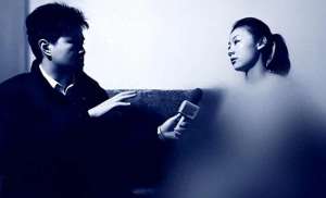 美女人体艺术裸照(2011年，20岁的她全裸接受记者采访：我敢看你们，你们敢看我吗？)